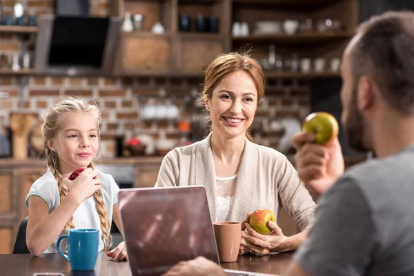 Ung familj i köket — Stockfoto