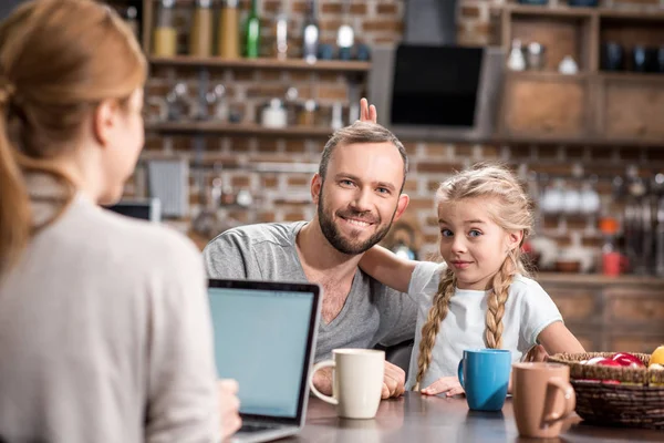 Young family in kitchen — Stock Photo, Image