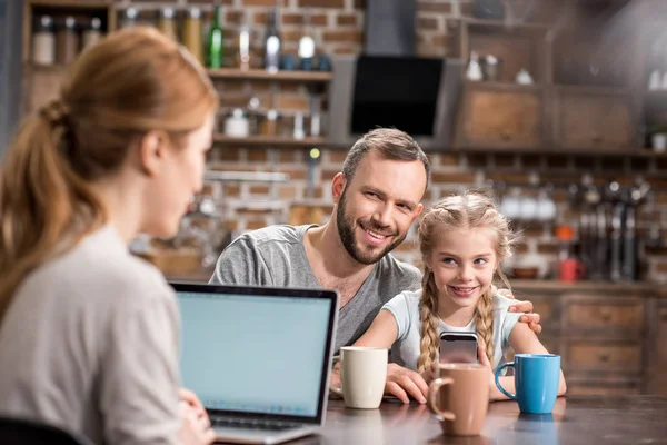 Ung familj i köket — Stockfoto