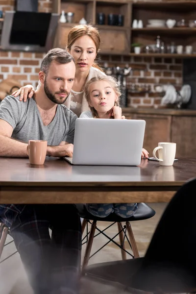 Familia usando laptop — Foto de Stock