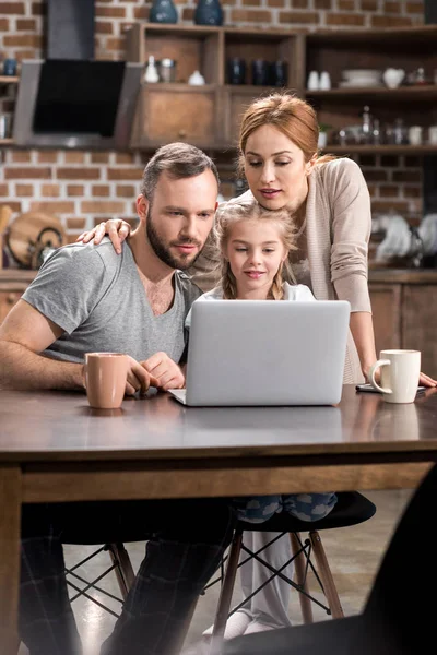 Familj som använder bärbar dator — Stockfoto