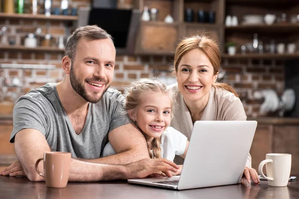 Keluarga menggunakan laptop — Stok Foto
