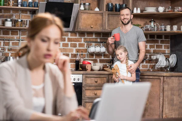 Padre e hija bebiendo té — Foto de Stock