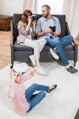 Aile içinde sanal gerçeklik kulaklıklar