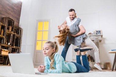 evde rahatlatıcı ailesi