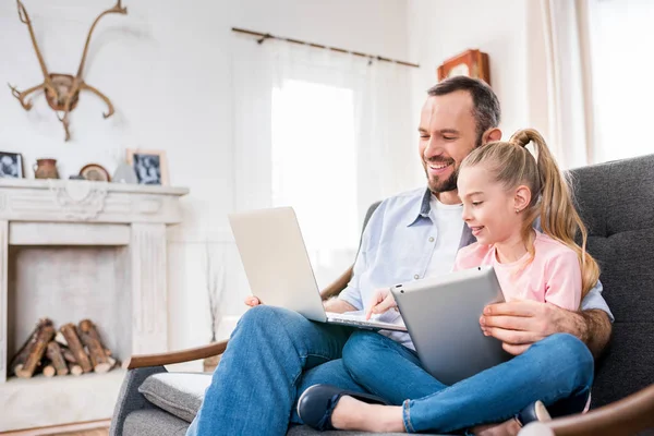 Father and daughter using devices — Stock Photo, Image
