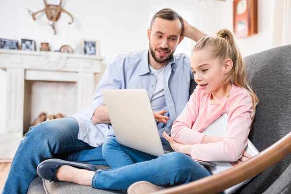 Father and daughter using laptop — Stock Photo, Image