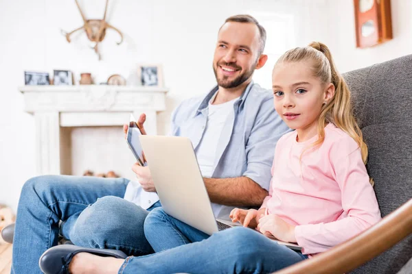 Padre e hija usando dispositivos — Foto de Stock