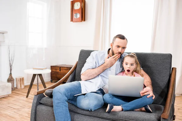 Père et fille utilisant un ordinateur portable — Photo