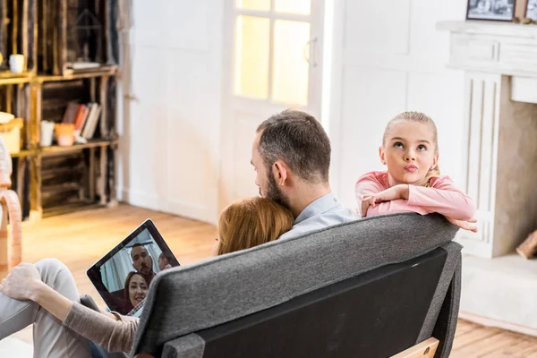 Familie nutzt Laptop — Stockfoto