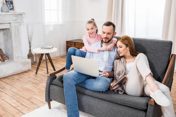 Familia usando laptop — Foto de Stock