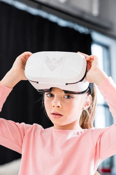 Dziewczyna w wirtualnej rzeczywistości zestaw słuchawkowy — Darmowe zdjęcie stockowe