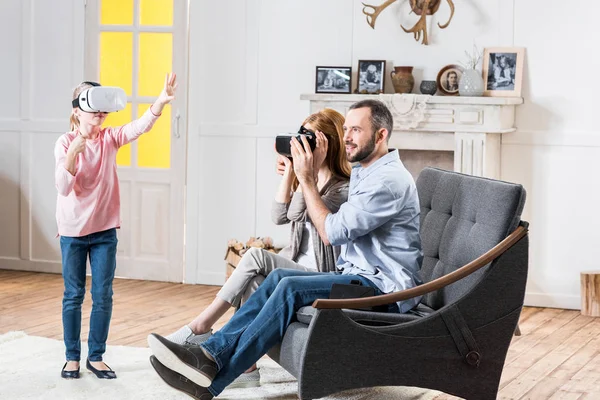 Rodziny w wirtualnej rzeczywistości zestawy słuchawkowe — Zdjęcie stockowe