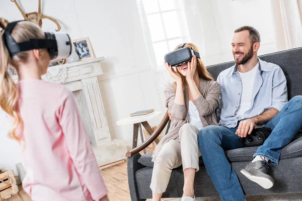 Família em fones de ouvido de realidade virtual — Fotografia de Stock