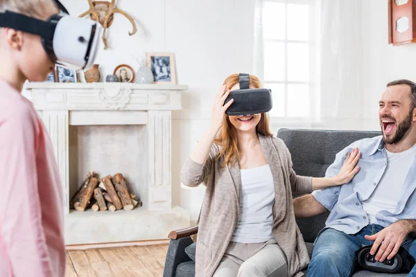 Familie in virtuele werkelijkheid hoofdtelefoons — Stockfoto