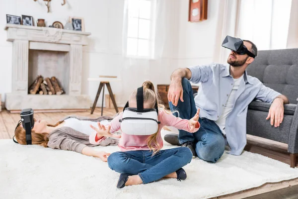 Familie in virtuele werkelijkheid hoofdtelefoons — Gratis stockfoto