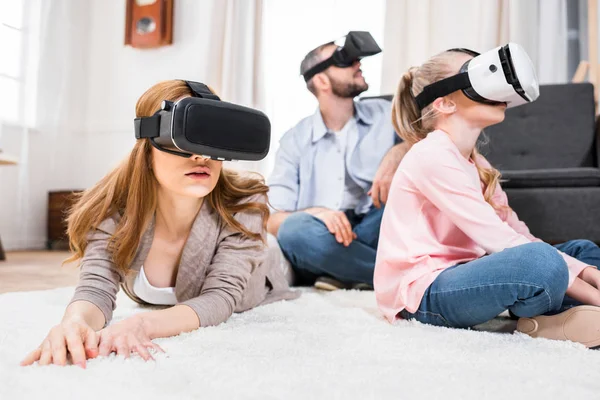 Familie in virtuele werkelijkheid hoofdtelefoons — Stockfoto