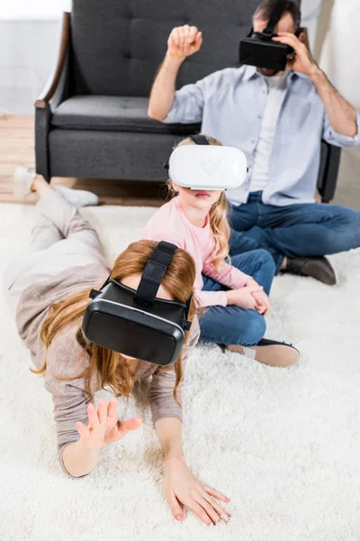 Familie in Virtual-Reality-Headsets — Stockfoto