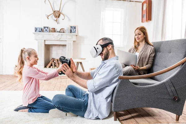 Familie entspannt zu Hause — Stockfoto