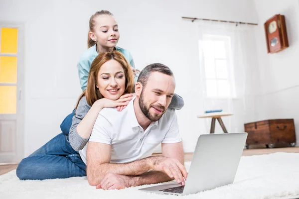 Família usando laptop — Fotografia de Stock