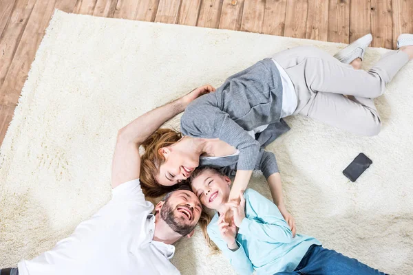 Familie thuis ontspannen — Stockfoto