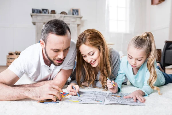 Молодая семья рисует — стоковое фото
