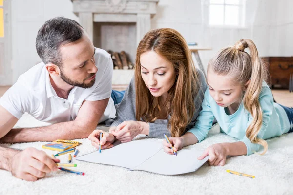 Молодая семья рисует — стоковое фото