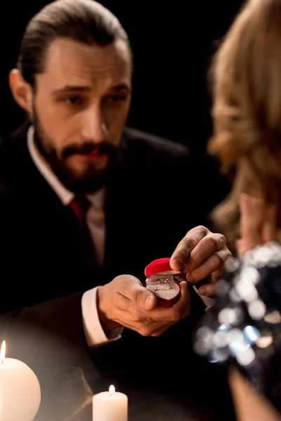 Hombre proponiendo a la mujer — Foto de Stock