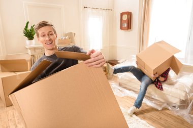 Friends moving into new house        clipart