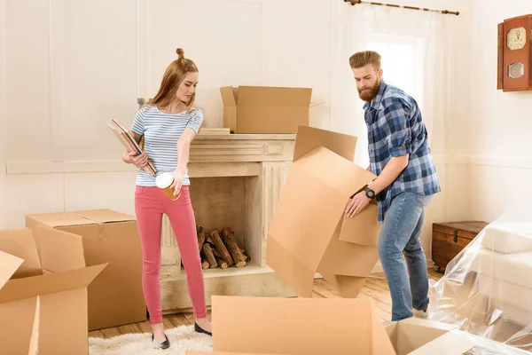 Pareja mudándose a nueva casa — Foto de Stock