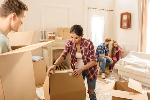 Friends moving into new house — Stock Photo, Image