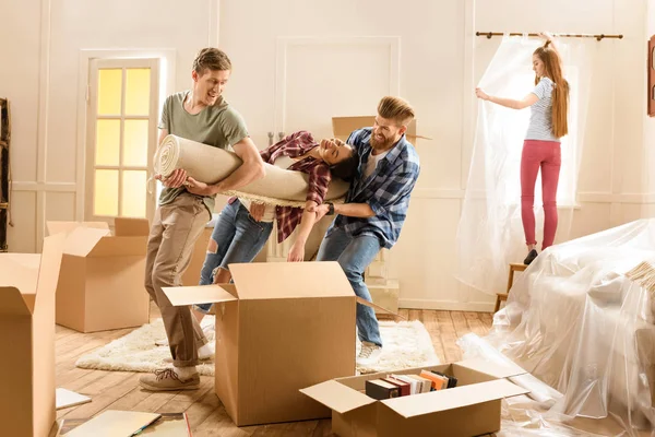 Amigos mudándose a casa nueva — Foto de Stock