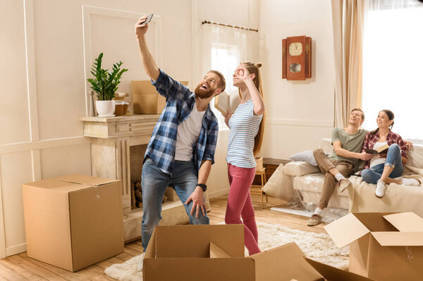 Пара, делающая селфи
