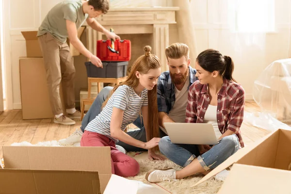 Vänner med laptop — Stockfoto