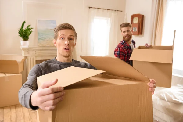 Vrienden verhuizen naar nieuw huis — Stockfoto