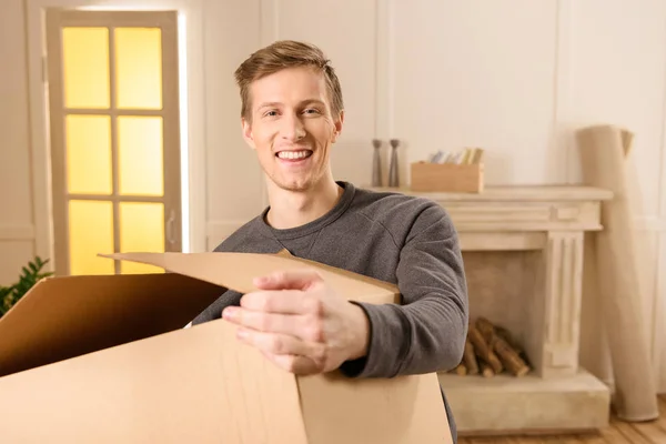 Man holding cardboard box — Stock Photo, Image