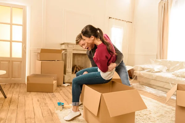 Pareja mudándose a nueva casa — Foto de Stock