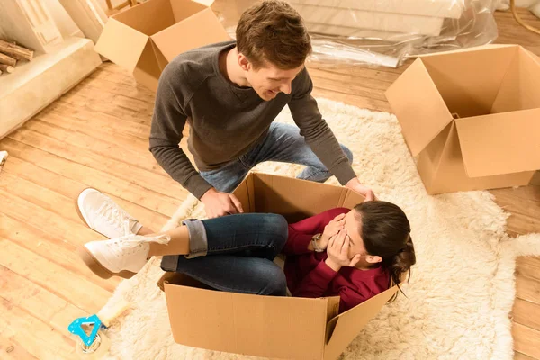 Couple moving into new house — Stock Photo, Image
