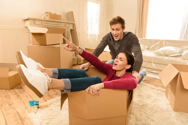 Casal se mudando para casa nova — Fotografia de Stock