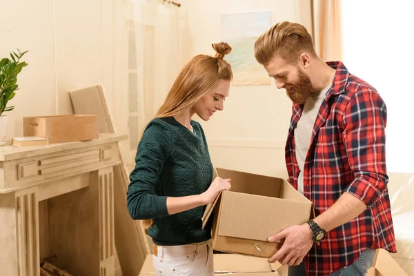 Paar die verhuizen naar een nieuw huis — Stockfoto