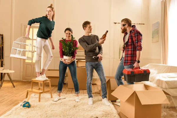 Amigos em casa nova — Fotografia de Stock