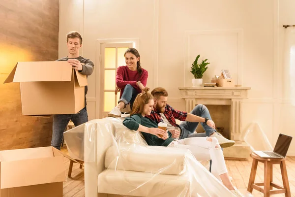 Vrienden verhuizen naar nieuw huis — Stockfoto