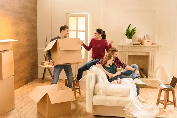 Amigos se mudando para casa nova — Fotografia de Stock