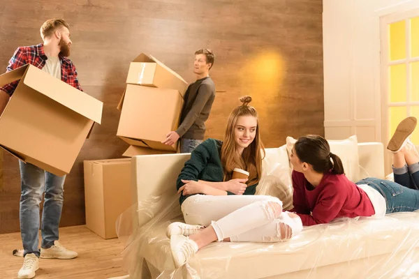 Amigos se mudando para casa nova — Fotografia de Stock