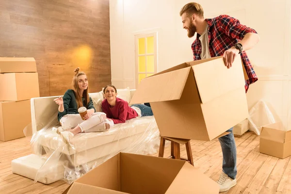 Amigos se mudando para casa nova — Fotografia de Stock