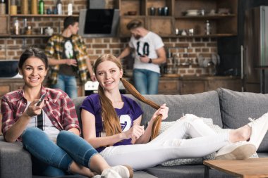 Genç kadın TV izlerken