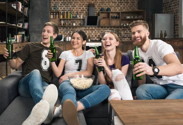 Young friends drinking beer — Stock Photo, Image