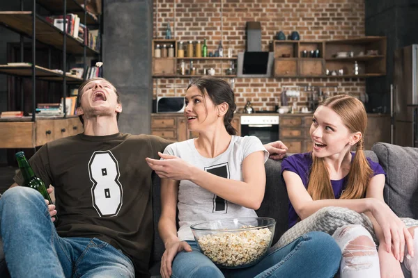 Friends eating popcorn — Stock Photo, Image