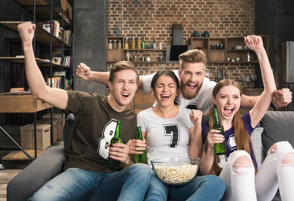 Jóvenes amigos bebiendo cerveza —  Fotos de Stock