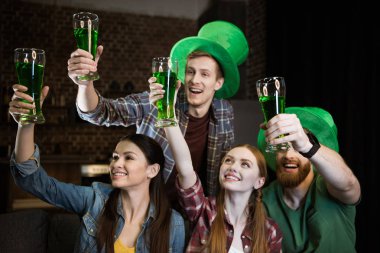 Arkadaşlar St Patrick's günü kutlama sırasında